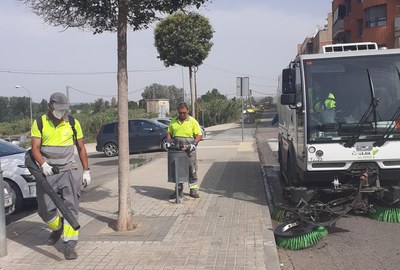 Operarios en el Secà de Sant Pere esta mañana..