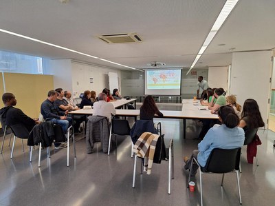 La convocatoria de subvenciones de Cooperación de este 2025 recibe 25 proyectos de entidades de la ciudad. Imagen de archivo de la reunión, en el mes de abril, para presentar las bases de las subvenciones de este año..