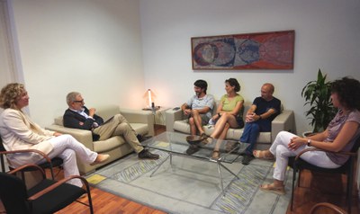 El paer  en cap, Fèlix Larrosa, ha recibido la Coral Maristas Montserrat, este martes, en la Paeria..