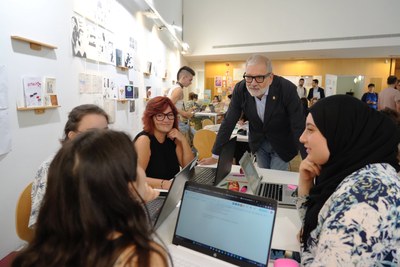 El paer jefe, Fèlix Larrosa, y el concejal de Educación, Xavi Blanco, han visitado este jueves la Escuela de Arte Municipal (EAM) Leandre Cristòfol con motivo del inicio de curso.