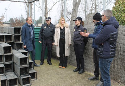 La entrega del material ha tenido lugar hoy a mediodía en el almacén de jardinería de Les Basses.