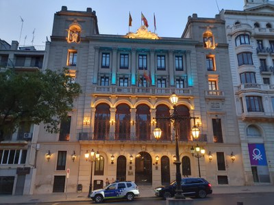 La fachada de la Paeria iluminada del color elegido para concienciar sobre el TEAF.