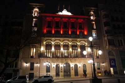 La fachada de la Paeria se ha iluminado hoy de rojo.