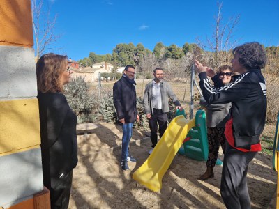 El concejal Blanco, con el presidente de la EMB Raimat y técnicas de educación.