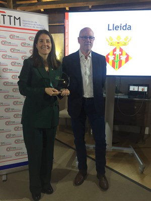 La tercera teniente de alcalde y concejala de Seguridad, Movilidad y Civismo, Cristina Morón, acompañada del Intendente Jefe, Josep Ramon Ibarz, ha recogido este lunes en Madrid el Premio Visión Cero.