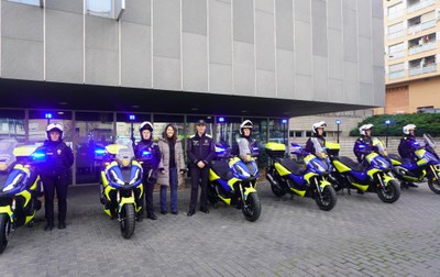 La teniente de alcalde y concejala de Seguridad, Movilidad y Civismo, Cristina Morón, con guardias urbanos y las nuevas adquisiciones.