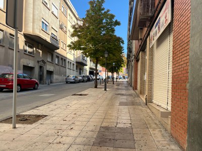 La calle Ronda de Sant Martí, donde está situado el establecimiento precintado..