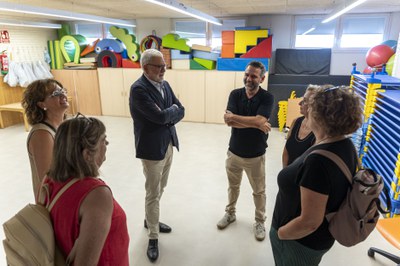El paer en cap, durante la visita hoy a la Escola Bressol de la Mitjana..
