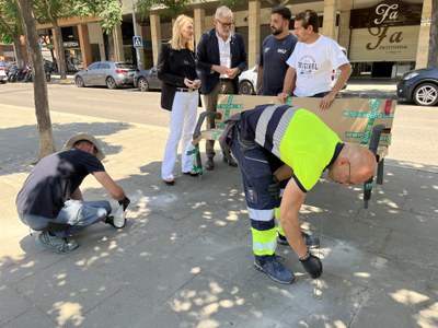El alcalde ha visitado la actuación que está llevando a cabo la Brigada de Obras para renovar los bancos de la rambla de Pardinyes.
