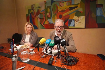 El alcalde Larrosa y la primera teniente de alcalde, Begoña Iglesias, comparecieron hoy ante los medios de comunicación para explicar la situación.