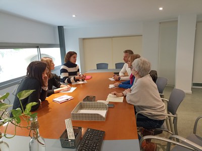 La concejala de Salud Pública, Personas Mayores y Consumo, Anna Miranda, mantuvo una reunión con las responsables del proyecto PREFRAC.