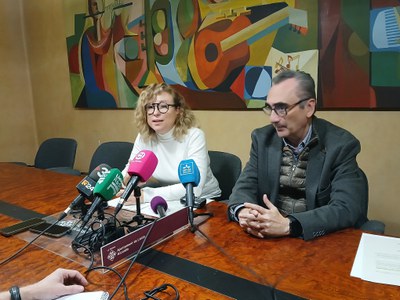 Pilar Bosch ha presentado la propuesta para el Mercado de Fleming con el director adjunto de la concejalía, Miguel Luis Lapeña.