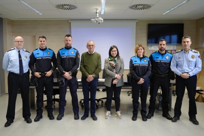 Saludo del alcalde, Miquel Pueyo, y la teniente de alcalde Jordina Freixanet a los cuatro nueve agentes que se incorporan a la Guardia Urbana de Lleida..
