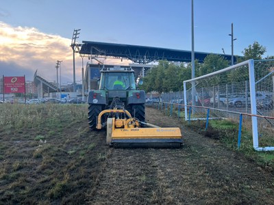 Trabajos para renovar el césped del Camp Annex del Camp d'Esports..