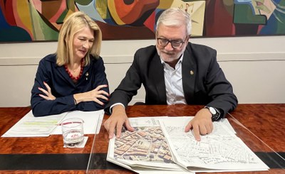 El alcalde, Fèlix Larrosa, y la teniente de alcalde Begoña Iglesias han explicado el proceso para expropiar la primera área en el Centro Histórico para construir vivienda asequible..