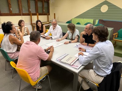 La reunión del alcalde y la concejala, con técnicos municipales y la representación de la asociación de vecinos.