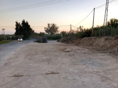Operarios de la empresa Ilnet retiraron el pasado viernes la basura y escombros acumulados en el cruce de los Tres Pontets, en el Camí de la Mariola.