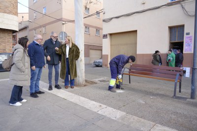 El alcalde y la teniente de alcalde, con los vecinos y vecinas y los trabajadores municipales, en la plaza donde se están renovando los bancos.