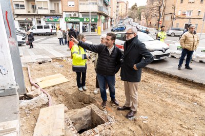 El alcalde y las tenientes de alcalde Begoña Iglesias y Carme Valls han visitado hoy las obras en Artur Mor.