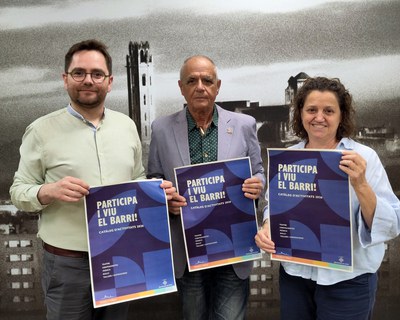 El concejal Roberto Pino y el presidente de la FAVLL, Toni Baró, han presentado la guia de actividades del 2026..
