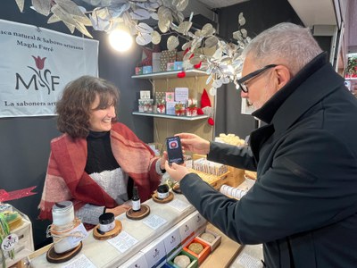 El alcalde de Lleida, Fèlix Larrosa, ha visitado a los paradistas del Mercado de Santa Llúcia para presentar el Drag Alert, una nueva herramienta gratuita para reforzar la seguridad de los comercios de Lleida.