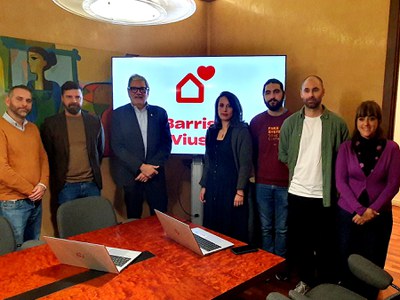 El alcalde y los concejales con los técnicos de Participación Ciudadana que lideran el proyecto..