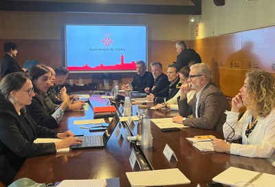 El alcalde Fèlix Larrosa y la consejera de Investigación y Universidades, Núria Montserrat, se han reunido hoy en la Paeria con los respectivos equipos de trabajo para coordinar las acciones en torno al eclipse solar.