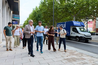 El alcalde, Fèlix Larrosa, ha visitado hoy la puesta en servicio del tramo remodelado de la Rambla, por donde ya vuelven a pasar los vehículos.