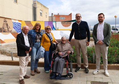 El alcalde, Fèlix Larrosa, acompañado por el concejal de Participación y del barrio, Roberto Pino, la presidenta de la asociación de vecinos, Pilar Sánchez, y vecindario de Magraners, frente al nuevo espacio memorial.