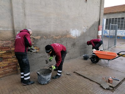 El equipo de Lleida Ciutat Amable trabaja en el arreglo del Parque Infantil de Tráfico de Gardeny.