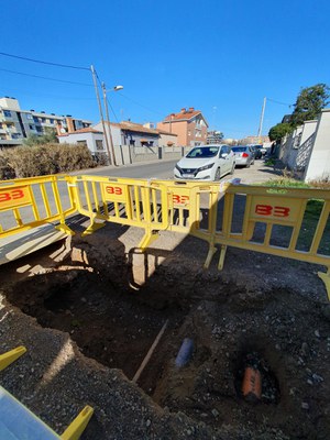 La actuación se ha iniciado con las tareas de localización de los servicios existentes con excavaciones en las aceras.