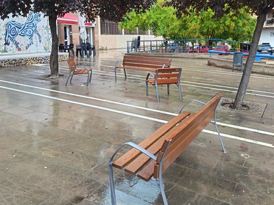 Los nuevos bancos en la plaza Amics de Lleida..