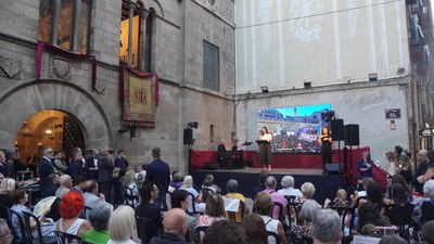 La soprano Montserrat Seró canta en la plaza de la Paeria.