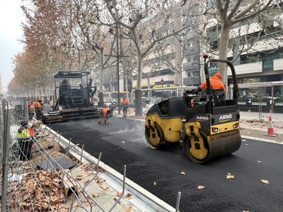 Con las labores de pavimentación concluye la primera fase de las obras.