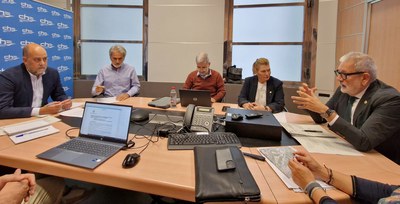 El paer en cap, Fèlix Larrosa, acompañado de la teniente de alcalde Begoña Iglesias, se reunió reunido con el presidente de la CHE, Carlos Arrazola, esta tarde en Zaragoza..