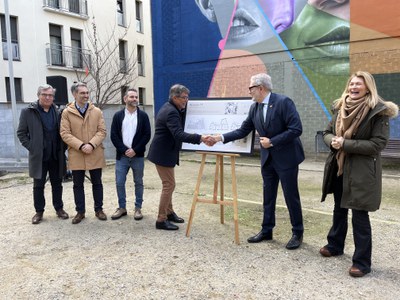 Apretón de manos entre Larrosa y Pigem, hoy durante la presentación del proyecto.