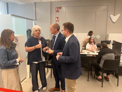 La cuarta teniente de alcalde y responsable de Buen Gobierno de la Paeria, Carme Valls, y el concejal Roberto Pino han visitado este miércoles la Oficina Municipal de Atención Ciudadana (OMAC), y el Departamento de Estadística acompañados del subdelegado del Govern en Lleida, José Crespín.