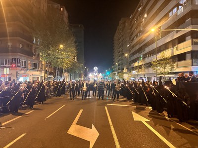 Los tambores y misterios de la procesión del Santo Entierro han recorrido este Viernes Santo por la noche el centro de Lleida.