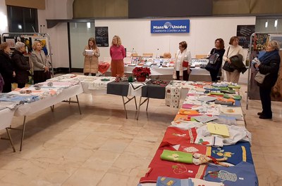 La sala Alfred Perenya acoge una nueva edición de la exposición y mercado de artesanía en beneficio de Manos Unidas.