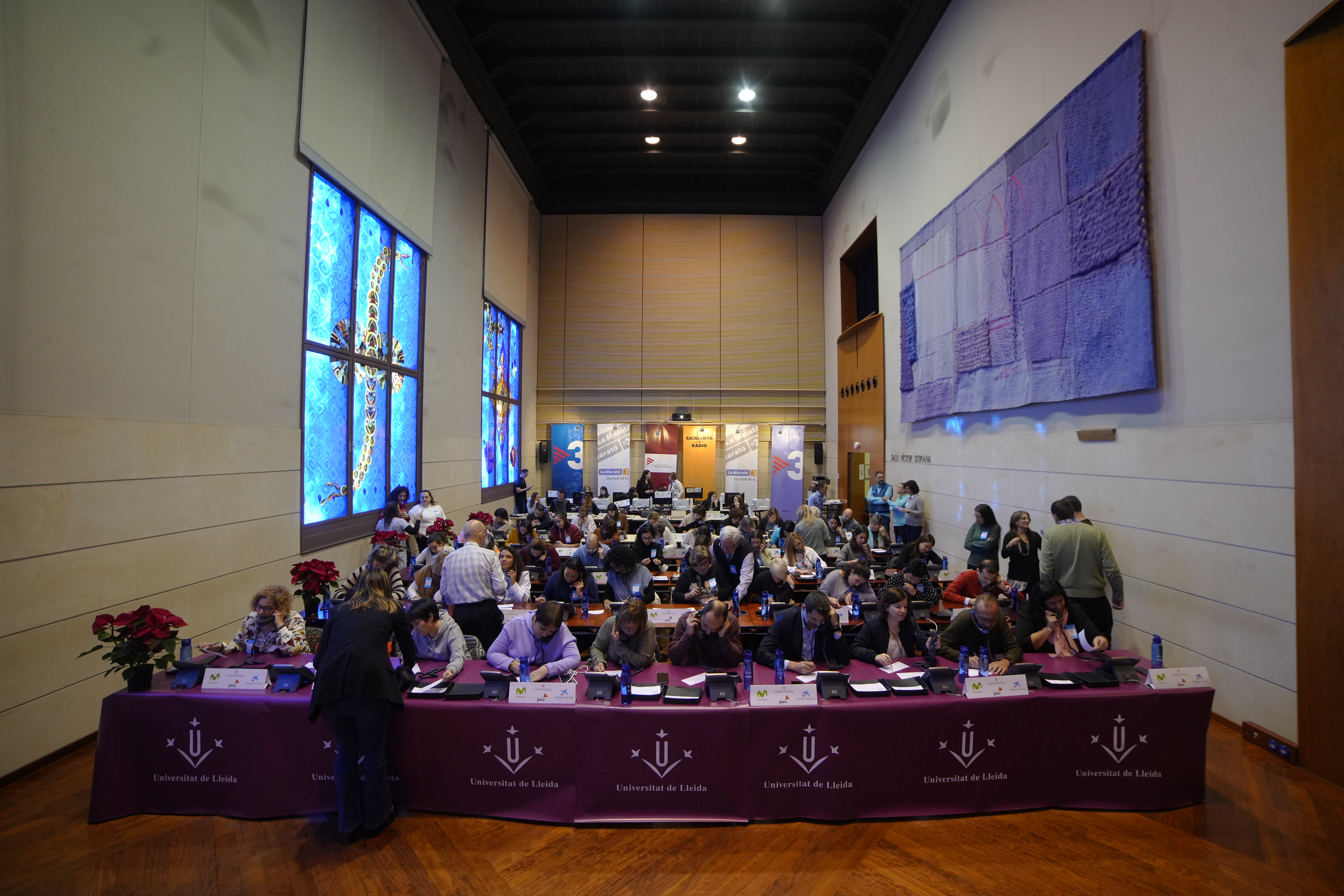 Imagen de la Sala Víctor Siurana con los voluntarios atendiendo las llamadas