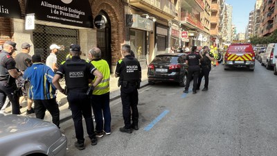 La alcaldesa accidental, Carme Valls, ha explicado que se ha precintado la vivienda afectada y el bar por seguridad..