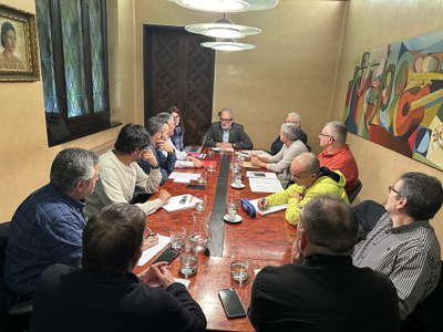 El alcalde de Lleida, Fèlix Larrosa, acompañado de la 3a teniente de alcalde y concejala de Seguridad, Movilidad y Civismo, Cristina Morón, se ha reunido con el comité de empresa de la empresa concesionaria del transporte urbano de la ciudad , Autobuses de Lleida.
