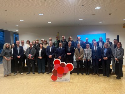 Fotografía de los representantes institucionales que han asistido al acto "Impulsar el catalán desde los municipios: 40 propuestas para la acción".