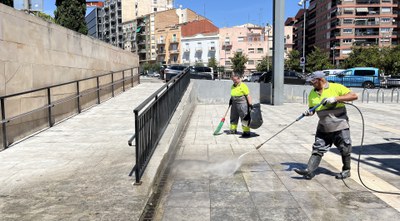 Limpieza intensiva en la plaza de Josep Prenafeta para mejorar el confort y la convivencia..
