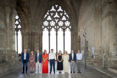 El presidente de la Generalitat, Salvador Illa, la consejera de Investigación y Universidades, Núria Montserrat, la alcaldesa accidental, Cristina Morón, la concejala Pilar Bosch y el concejal Roberto Pino, en el claustro de la Seu Vella..