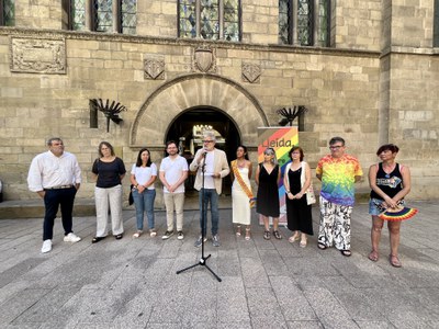 El alcalde, Fèlix Larrosa, durante su intervención en el acto de conmemoración del Día del Orgullo LGTBI+.