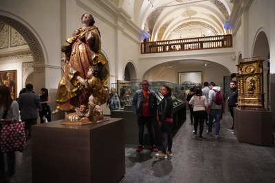 Visitantes en el Museo de Lleida durante las puertas abiertas de la Noche de los Museos.