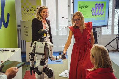 Las autoridades y el público asistente al Up Day ha podido saludar al robot humanoide Unitree G1, de la empresa Invelon.