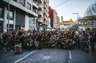 Un grupo de participantes de una de las carrozas de este año.