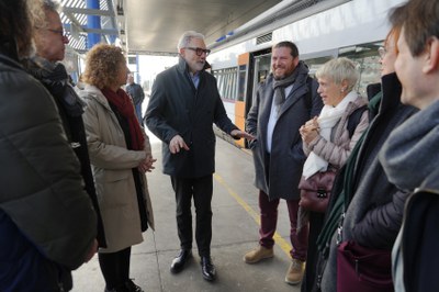 El alcalde Larrosa ha recibido a la consellera y al resto de la comitiva en la puerta del tren.